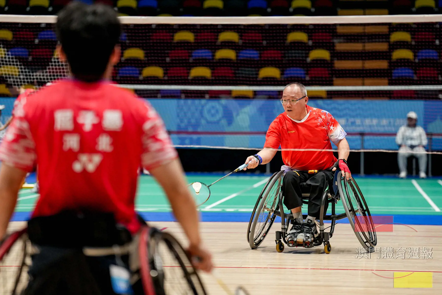 副1 黃炳光（右）與巴黎殘奧會金牌得主屈子墨交鋒.jpg